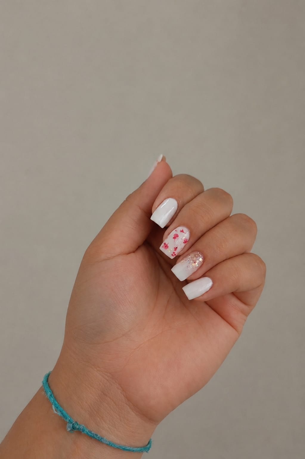 Unhas delicadas brancas com flores e glitter