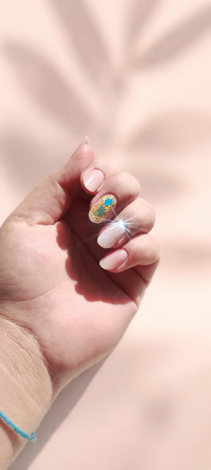 Nail art preta e branca com joia dourada